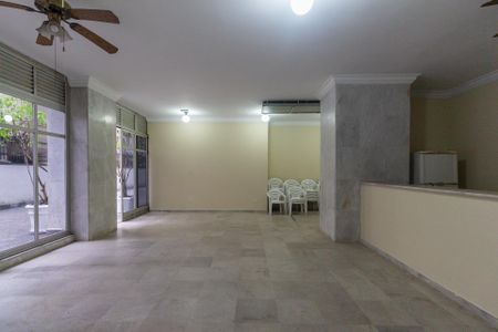 Apartamento à venda com 106m², 4 quartos e 1 vagaSala de estar com piso de porcelanato e iluminação adequada.
