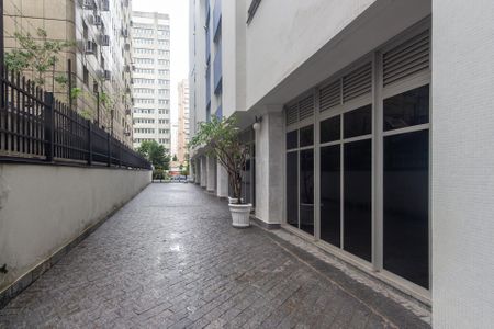 Apartamento à venda com 106m², 4 quartos e 1 vagaPátio de edifício com piso de pedra e plantas em vasos.