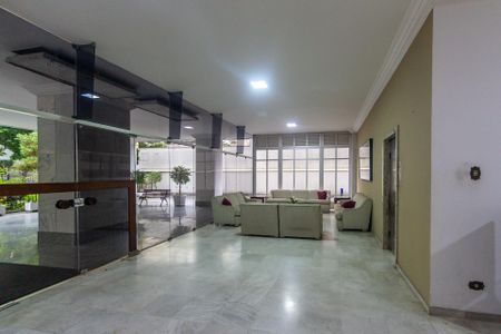 Apartamento à venda com 106m², 4 quartos e 1 vagaSala de espera com sofás e cadeiras, iluminada por luz natural e artificial.