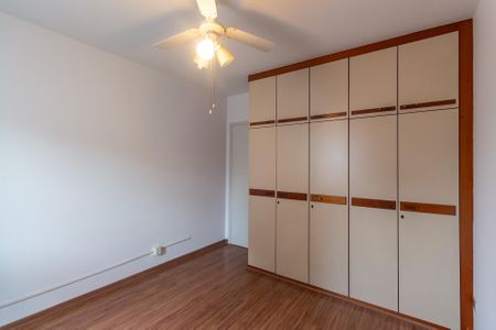 Apartamento à venda com 106m², 4 quartos e 1 vagaSala com móveis de madeira e iluminação adequada.
