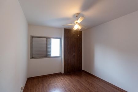 Quarto com piso de madeira e armário de madeira, com uma janela pequena e iluminação boa. de apartamento à venda com 4 quartos, 106m² em Jardim Paulista, São Paulo