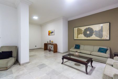 Apartamento à venda com 106m², 4 quartos e 1 vagaSala de estar com móveis modernos e decoração minimalista, iluminada por luz natural e artificial.