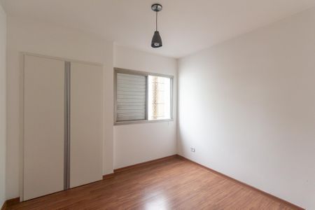 Apartamento à venda com 106m², 4 quartos e 1 vagaSala com móveis brancos e iluminação adequada.