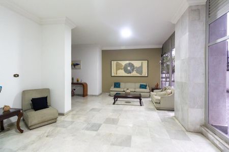 Sala de estar com móveis brancos e pintura bege, com uma pintura de arte na parede e uma janela grande na direita. de apartamento à venda com 4 quartos, 106m² em Jardim Paulista, São Paulo