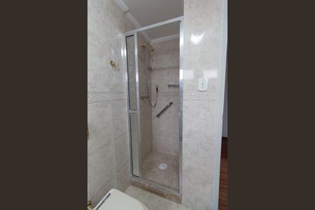 Apartamento à venda com 106m², 4 quartos e 1 vagaBanheiro com piso de porcelanato, chuveiro e banheira, com iluminação adequada e mobiliário simples.