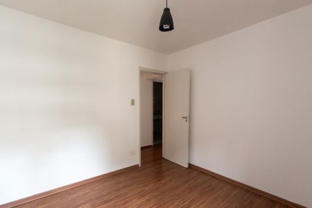 Apartamento à venda com 106m², 4 quartos e 1 vagaSala com piso de madeira e iluminação adequada.