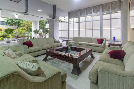 Apartamento à venda com 106m², 4 quartos e 1 vagaSala de estar com móveis de estilo clássico e janelas grandes, iluminada por luz natural e artificial.