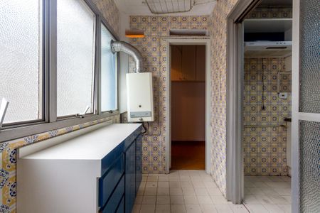 Apartamento à venda com 106m², 4 quartos e 1 vagaCozinha com azulejos amarelos e azuis, pia branca e geladeira branca.