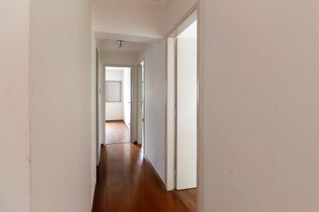 Apartamento à venda com 106m², 4 quartos e 1 vagaCorredor com piso de madeira e paredes brancas, iluminado por luz natural.