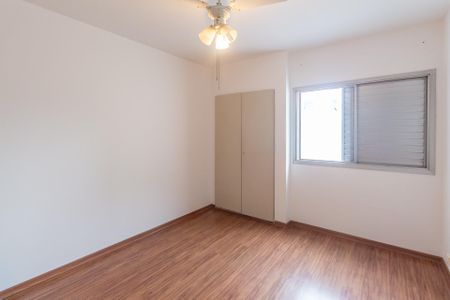 Apartamento à venda com 106m², 4 quartos e 1 vagaSala com piso de madeira e iluminação adequada.