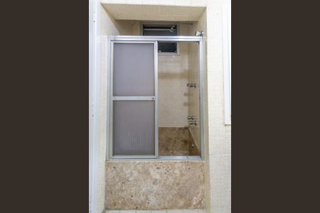 Apartamento à venda com 106m², 4 quartos e 1 vagaBanheiro com piso de porcelanato e chuveiro com cortina de vidro.