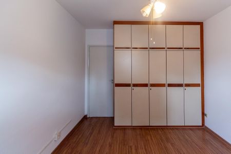 Apartamento à venda com 106m², 4 quartos e 1 vagaCabinete de armários em uma sala de estar com iluminação adequada e piso de madeira.