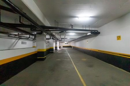 Apartamento à venda com 106m², 4 quartos e 1 vagaPiscina com iluminação adequada e decoração simples.