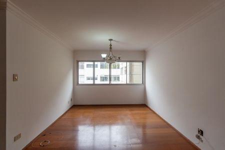 Sala com piso de madeira e iluminação adequada, sem móveis ou decoração. de apartamento à venda com 4 quartos, 106m² em Jardim Paulista, São Paulo