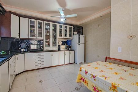 Casa à venda com 280m², 2 quartos e 2 vagas Casa à venda com 280m², 2 quartos e 2 vagasCozinha e Área de Serviço