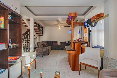 Casa à venda com 280m², 2 quartos e 2 vagas Casa à venda com 280m², 2 quartos e 2 vagasSala