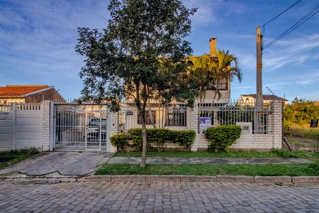 Casa à venda com 280m², 2 quartos e 2 vagas Casa à venda com 280m², 2 quartos e 2 vagasFachada