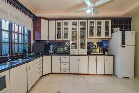 Casa à venda com 280m², 2 quartos e 2 vagas Casa à venda com 280m², 2 quartos e 2 vagasCozinha e Área de Serviço