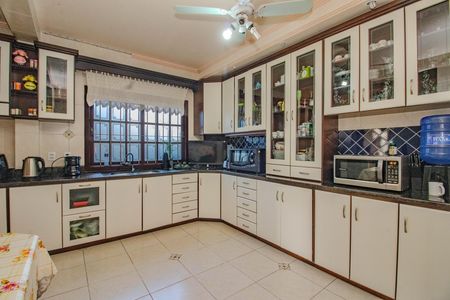 Casa à venda com 280m², 2 quartos e 2 vagas Casa à venda com 280m², 2 quartos e 2 vagasCozinha e Área de Serviço