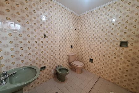 Casa para alugar com 143m², 3 quartos e 3 vagas Casa para alugar com 143m², 3 quartos e 3 vagasBanheiro Corredor