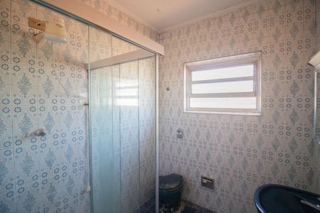 Casa à venda com 211m², 4 quartos e 2 vagas Casa à venda com 211m², 4 quartos e 2 vagasBanheiro social