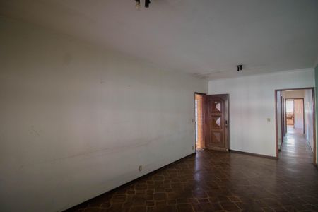 Casa à venda com 211m², 4 quartos e 2 vagas Casa à venda com 211m², 4 quartos e 2 vagasSala
