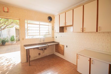 Casa à venda com 211m², 4 quartos e 2 vagas Casa à venda com 211m², 4 quartos e 2 vagasCozinha