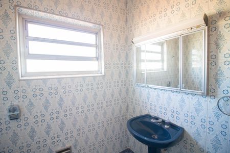 Casa à venda com 211m², 4 quartos e 2 vagas Casa à venda com 211m², 4 quartos e 2 vagasBanheiro social