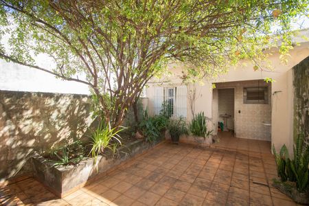 Casa à venda com 211m², 4 quartos e 2 vagas Casa à venda com 211m², 4 quartos e 2 vagasÁrea externa