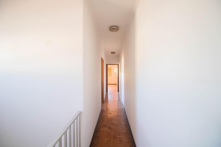 Casa à venda com 211m², 4 quartos e 2 vagas Casa à venda com 211m², 4 quartos e 2 vagasCorredor