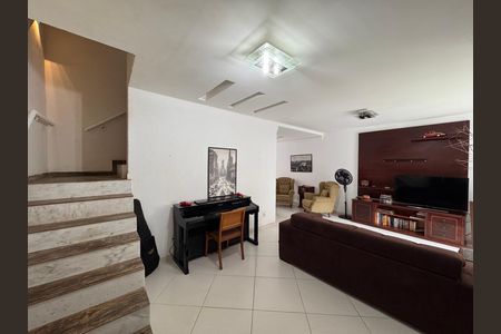 Casa de condomínio para alugar com 270m², 3 quartos e 3 vagas Casa de condomínio para alugar com 270m², 3 quartos e 3 vagasSala