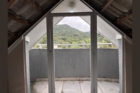 Casa de condomínio para alugar com 270m², 3 quartos e 3 vagas Casa de condomínio para alugar com 270m², 3 quartos e 3 vagasSótão