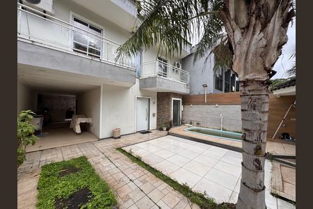 Casa de condomínio para alugar com 270m², 3 quartos e 3 vagas Casa de condomínio para alugar com 270m², 3 quartos e 3 vagasÁrea externa