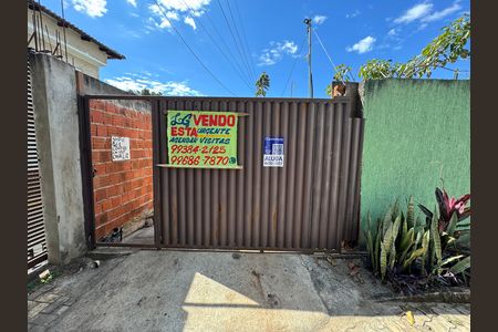 Casa à venda com 225m², 6 quartos e 4 vagas Casa à venda com 225m², 6 quartos e 4 vagasFachada