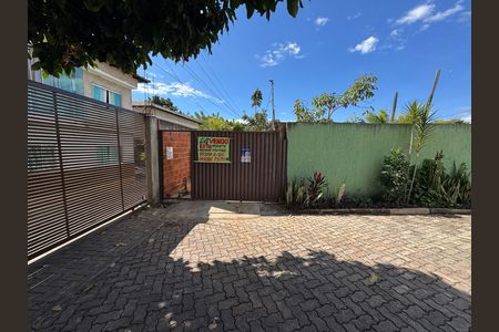 Casa à venda com 225m², 6 quartos e 4 vagas Casa à venda com 225m², 6 quartos e 4 vagasFachada longe