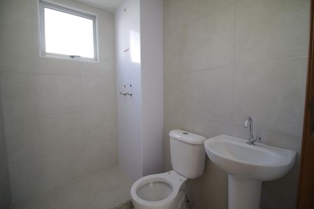 Banheiro de apartamento para alugar com 2 quartos, 47m² em Taquara, Rio de Janeiro