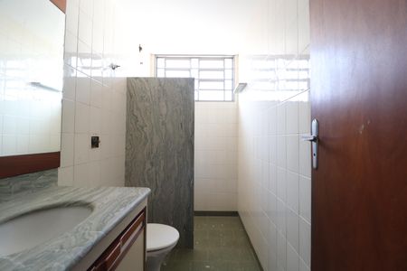 Casa para alugar com 150m², 3 quartos e 2 vagasBanheiro social