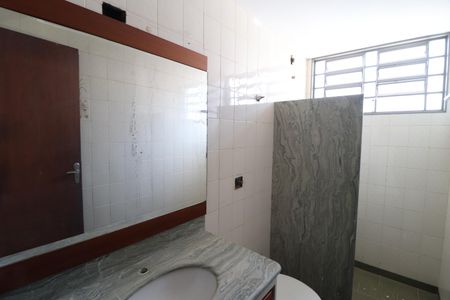 Casa para alugar com 150m², 3 quartos e 2 vagasBanheiro social