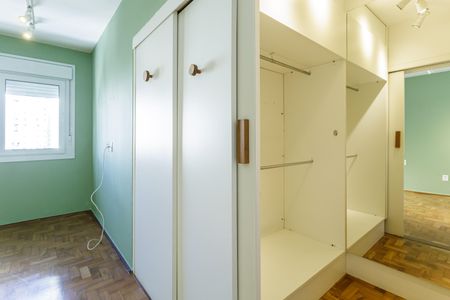 Apartamento à venda com 105m², 2 quartos e 1 vaga Apartamento à venda com 105m², 2 quartos e 1 vagaCloset da suíte