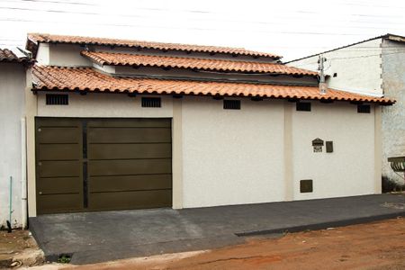 Casa à venda com 162m², 3 quartos e 2 vagas Casa à venda com 162m², 3 quartos e 2 vagasFachada