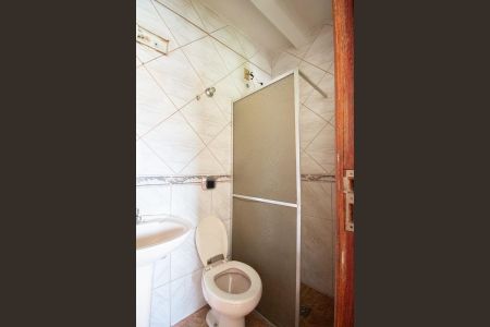 Casa para alugar com 59m², 2 quartos e 1 vaga Casa para alugar com 59m², 2 quartos e 1 vagaBanheiro Social