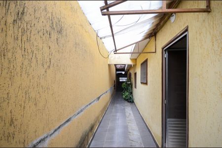 Casa à venda com 216m², 4 quartos e 2 vagas Casa à venda com 216m², 4 quartos e 2 vagasCorredor externo