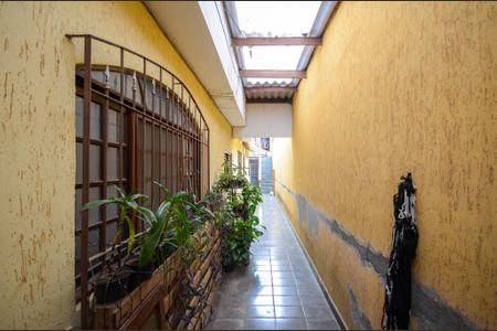 Casa à venda com 216m², 4 quartos e 2 vagas Casa à venda com 216m², 4 quartos e 2 vagasCorredor externo