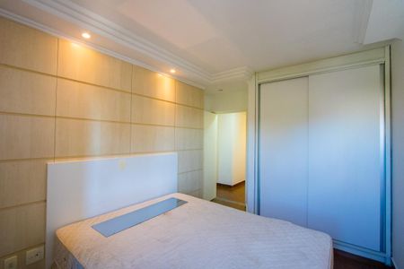 Apartamento à venda com 220m², 4 quartos e 2 vagas Apartamento à venda com 220m², 4 quartos e 2 vagasQuarto 2 - Suíte