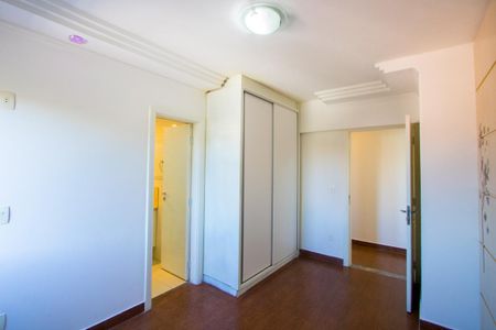 Apartamento à venda com 220m², 4 quartos e 2 vagas Apartamento à venda com 220m², 4 quartos e 2 vagasQuarto 3 - Suíte