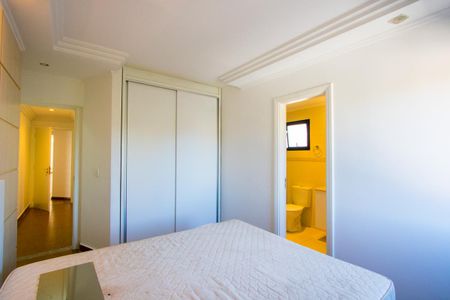 Apartamento à venda com 220m², 4 quartos e 2 vagas Apartamento à venda com 220m², 4 quartos e 2 vagasQuarto 2 - Suíte