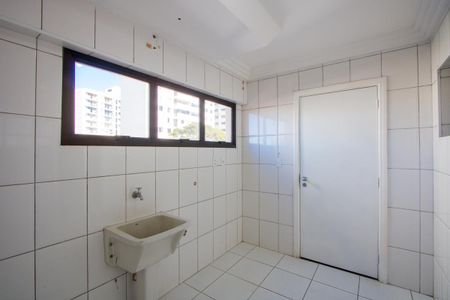 Apartamento à venda com 220m², 4 quartos e 2 vagas Apartamento à venda com 220m², 4 quartos e 2 vagasÁrea de serviço