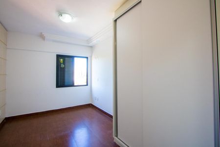 Apartamento à venda com 220m², 4 quartos e 2 vagas Apartamento à venda com 220m², 4 quartos e 2 vagasQuarto 3 - Suíte