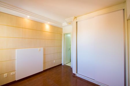Apartamento à venda com 220m², 4 quartos e 2 vagas Apartamento à venda com 220m², 4 quartos e 2 vagasQuarto 4 - Suíte