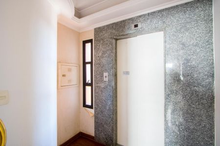 Apartamento à venda com 220m², 4 quartos e 2 vagas Apartamento à venda com 220m², 4 quartos e 2 vagasHall social de entrada